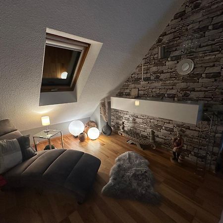 Zentrale Maisonette Mit Buero & Parkplatz Griesheim  Ngoại thất bức ảnh